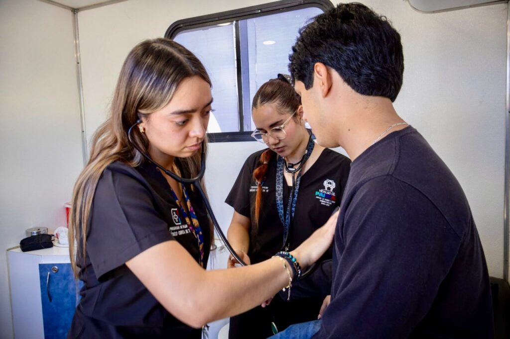 Gobierno de Parral acerca servicios médicos gratuitos a la población