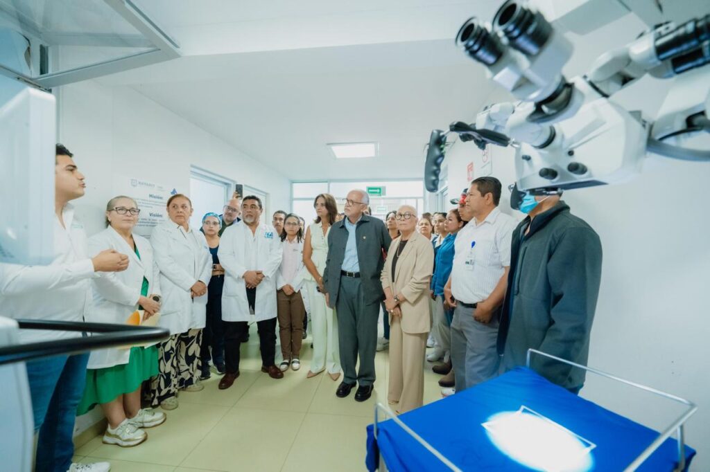 Miguel Ángel Navarro fortalece servicios médicos con primer microscopio quirúrgico de alta especialidad