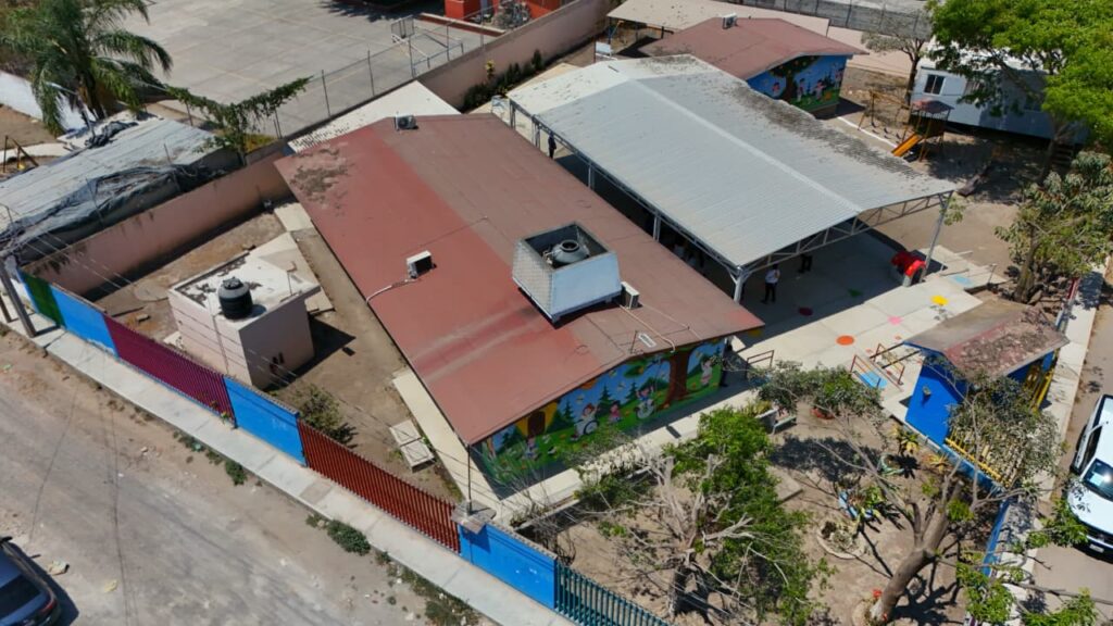 Miguel Ángel Navarro y Beatriz Estrada inician rehabilitación en el preescolar Niños Héroes