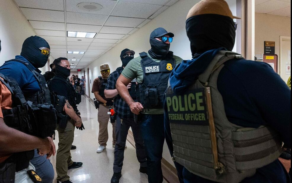 Campaña de contratación de ICE genera retrasos en investigaciones