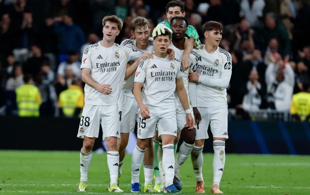 El Real Madrid golea al Elche y acecha el liderato del Barcelona