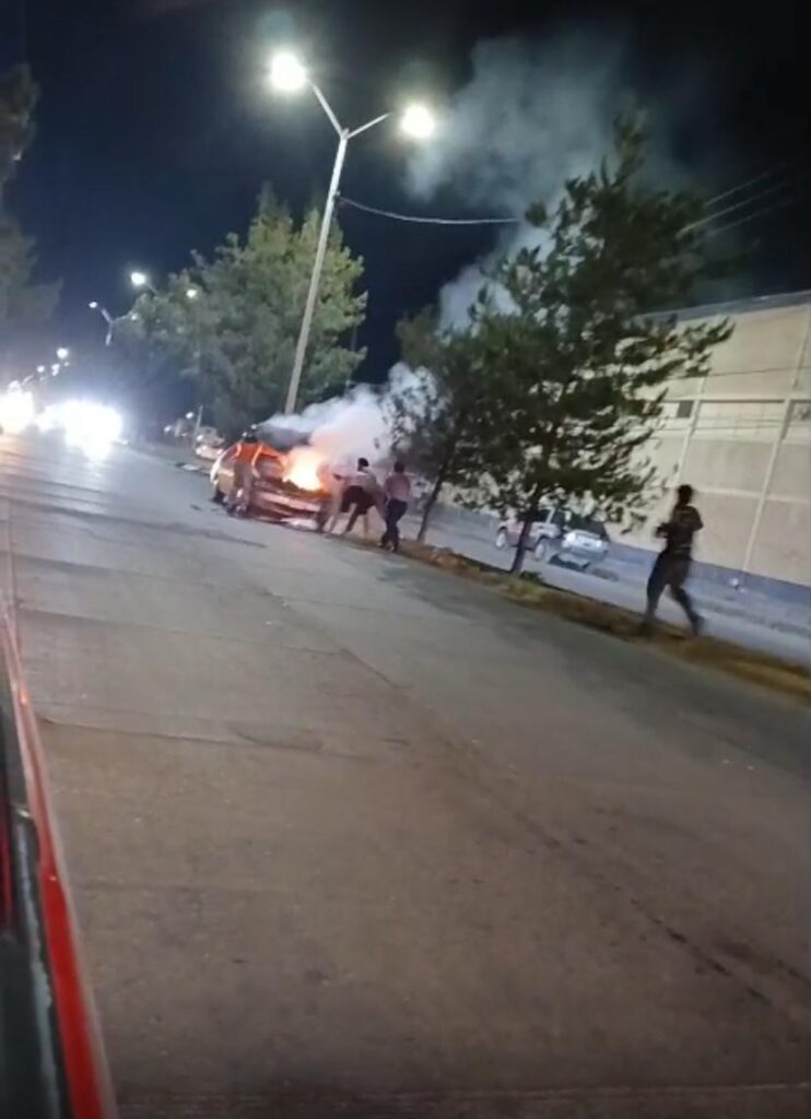 Arde vehículo en la vía pública durante la noche