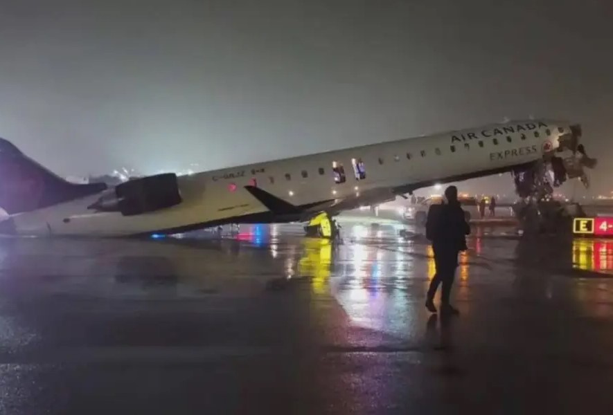 Avión choca contra camión de bomberos dejando 2 muertos