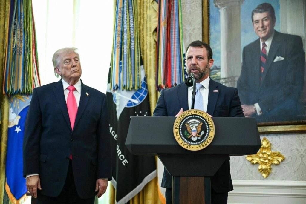 Markwayne Mullin toma protesta como secretario del Departamento de Seguridad Nacional de EU