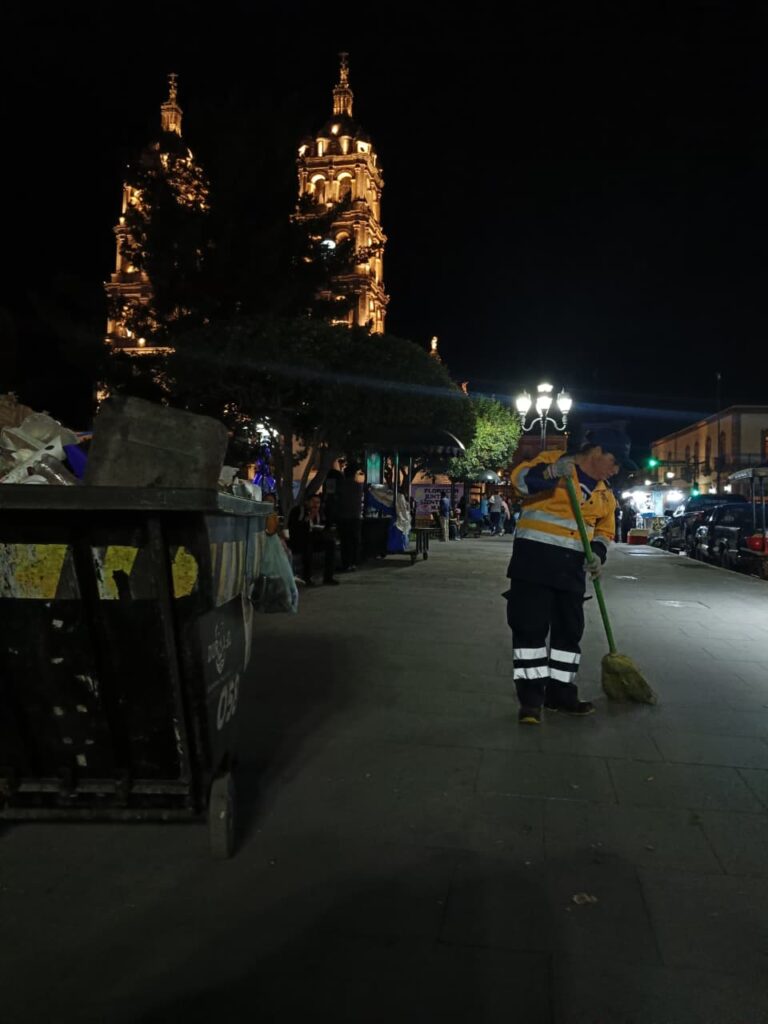 Tras marcha 8M retiran 3 toneladas de basura en Centro Histórico con 60 trabajadores