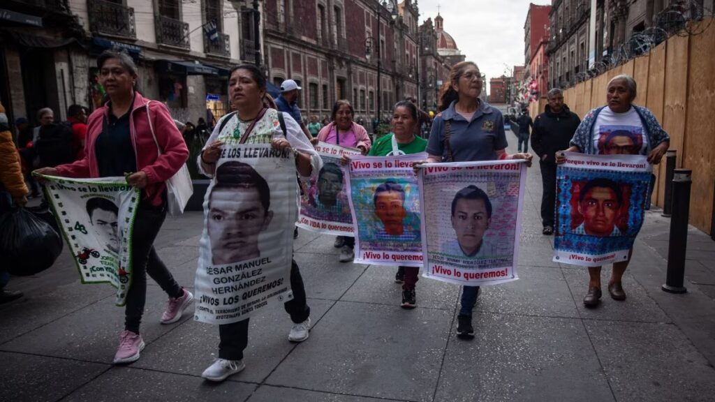 Detienen a exfuncionaria por ocultar videos de desaparición de normalistas de Ayotzinapa