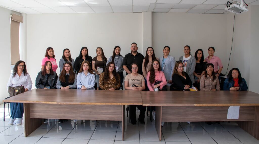 Mujeres emprendedoras de Santiago se capacitan en diseño y tecnología