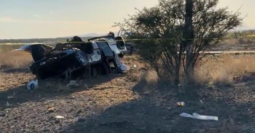 Una persona sin vida dejó la volcadura de un vehículo