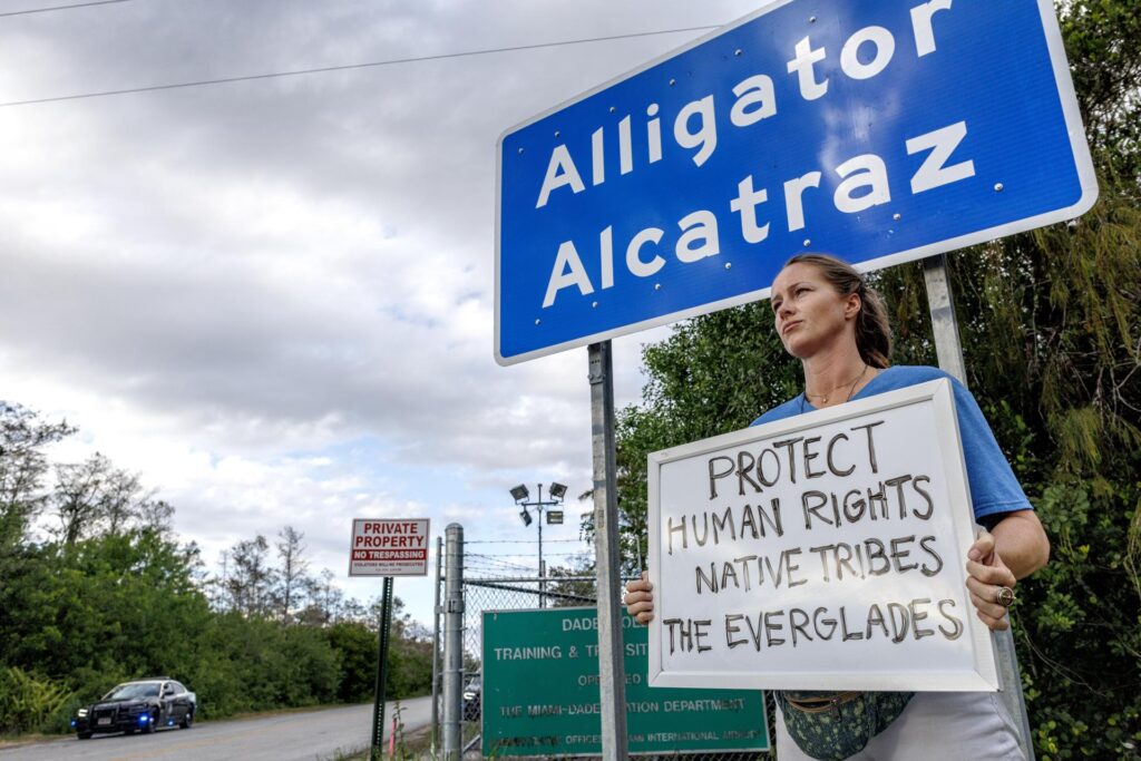 Jueza obliga a ICE a garantizar defensa legal a migrantes en Alligator Alcatraz