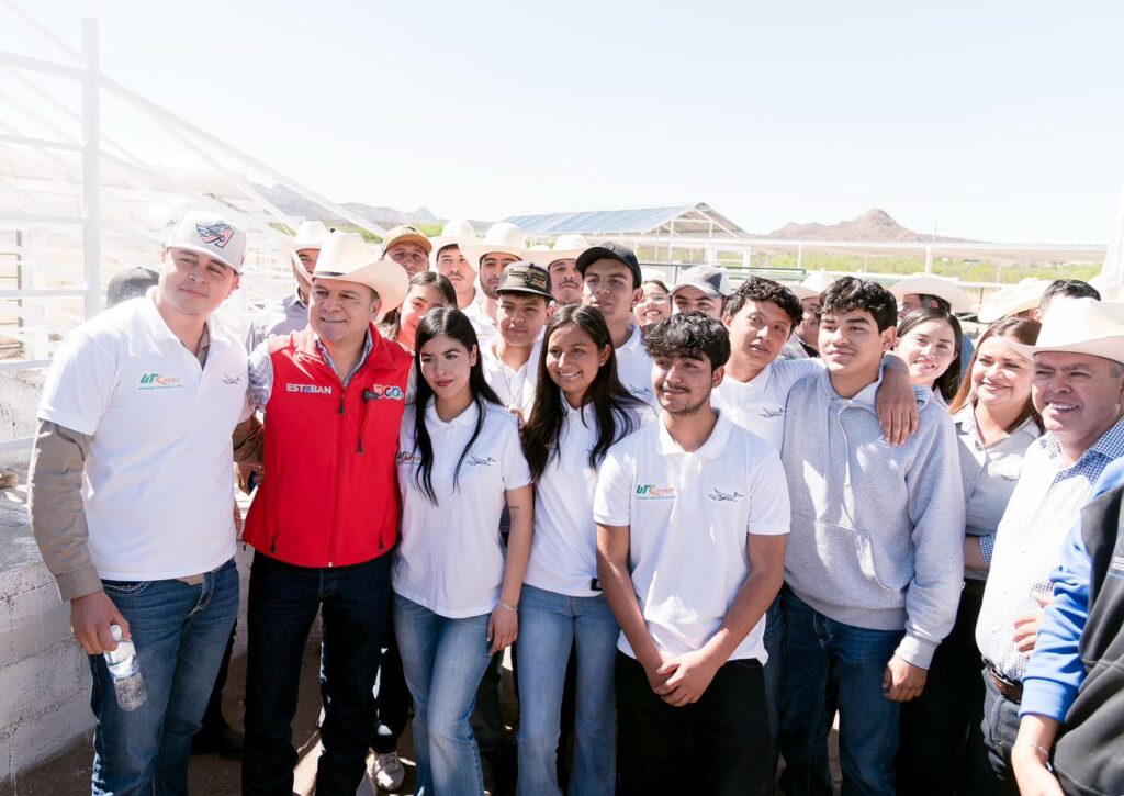 Refuerzan educación en Rodeo: Esteban entrega obras y equipo a estudiantes