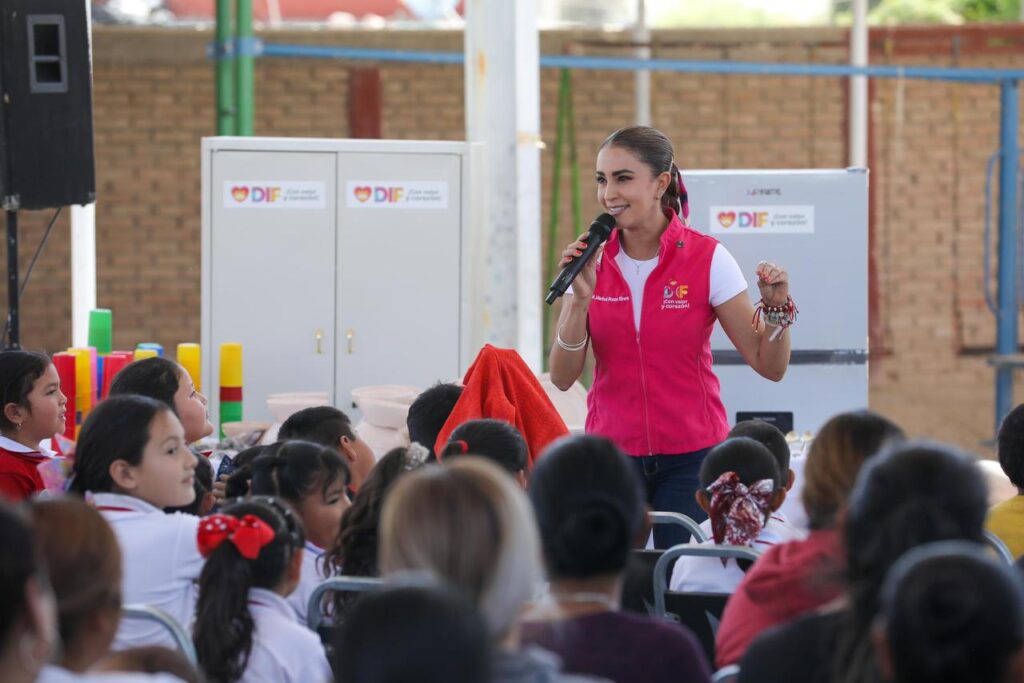 Equipa Marisol Rosso cocina en la primaria Francisco González de la Vega, de Ceballos