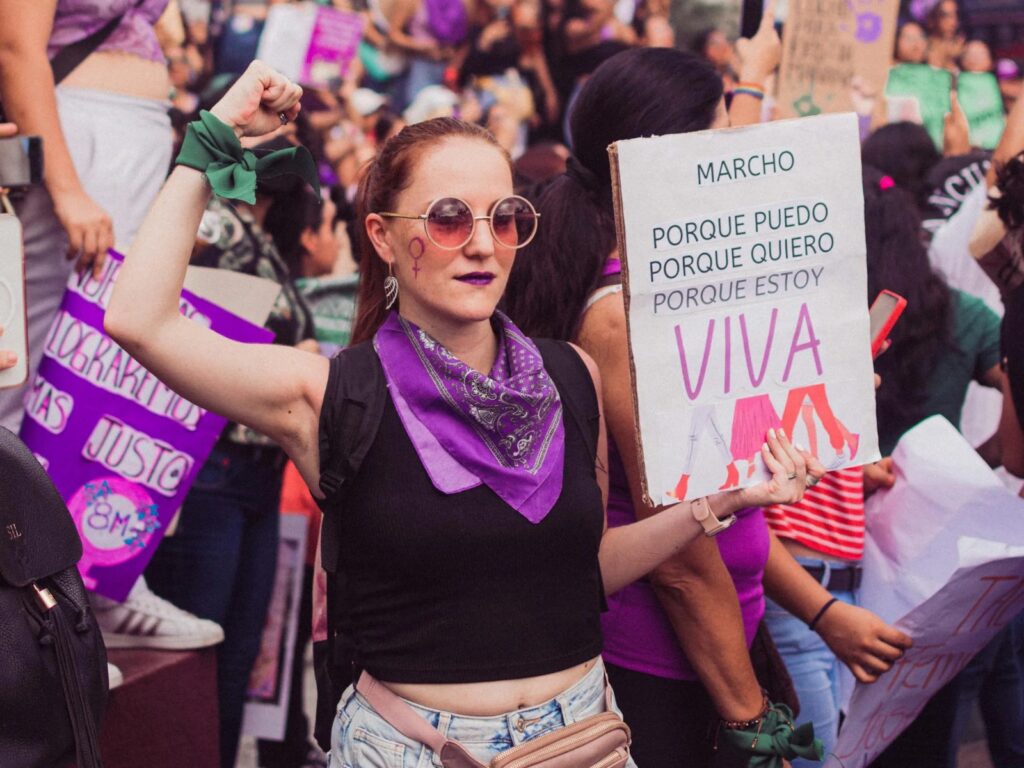 Marcha 8M: Historia y significado del color morado en el feminismo