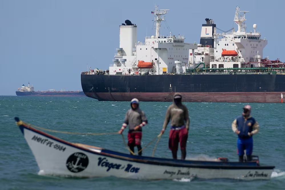 EE. UU. flexibiliza sanciones petroleras a Venezuela para aumentar suministro global
