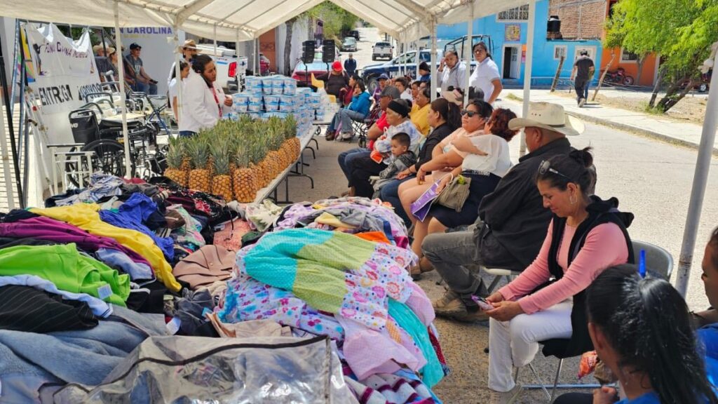Hacen Entrega Apoyos Alimentarios y Utensilios en Nombre de Dios