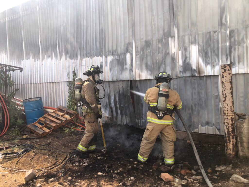 Bomberos sofocan incendio en el fraccionamiento Las Villas