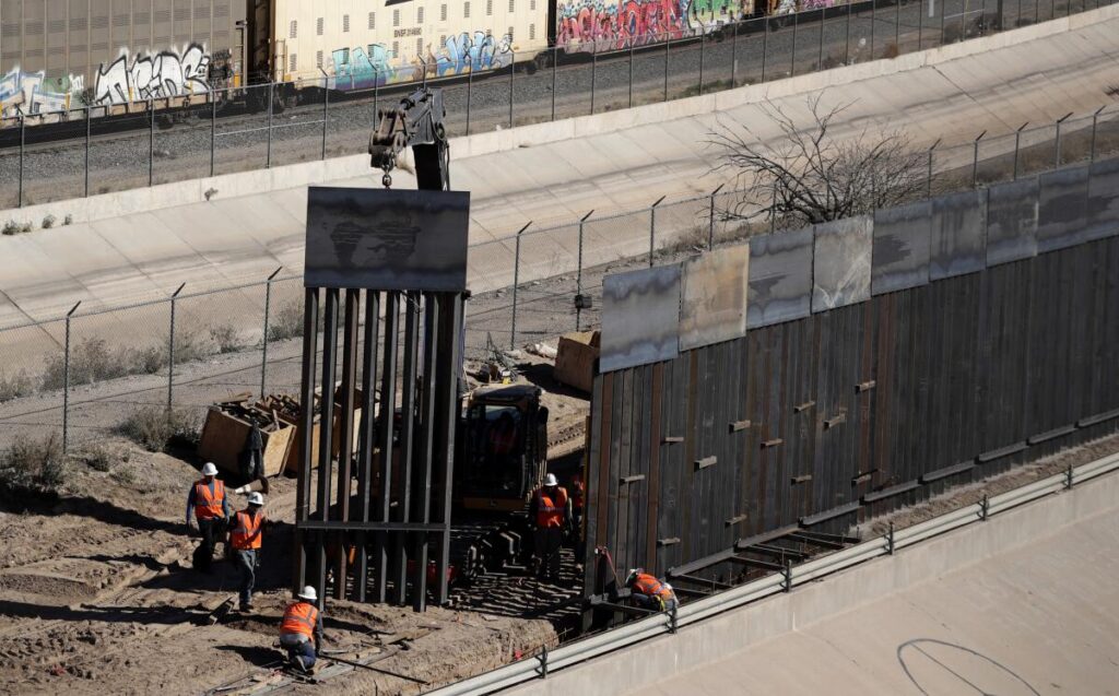 EE. UU. coloca segunda barrera en muro fronterizo de Mexicali