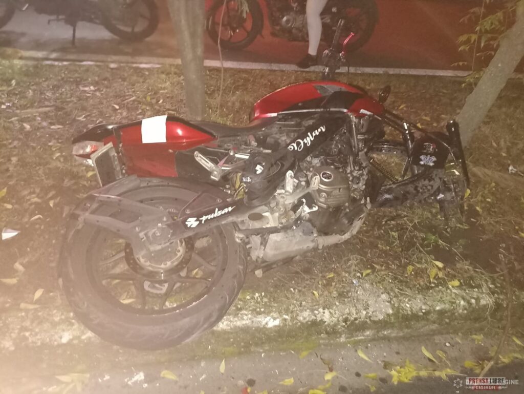 Se desbarrancó en la motocicleta que conducía en una curva