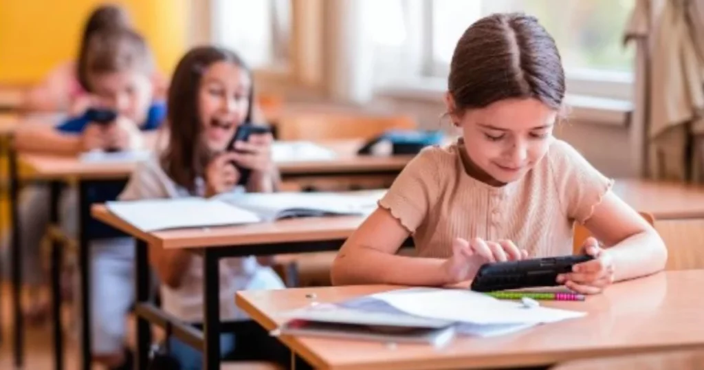 SEP plantea prohibición de celulares en educación básica del país