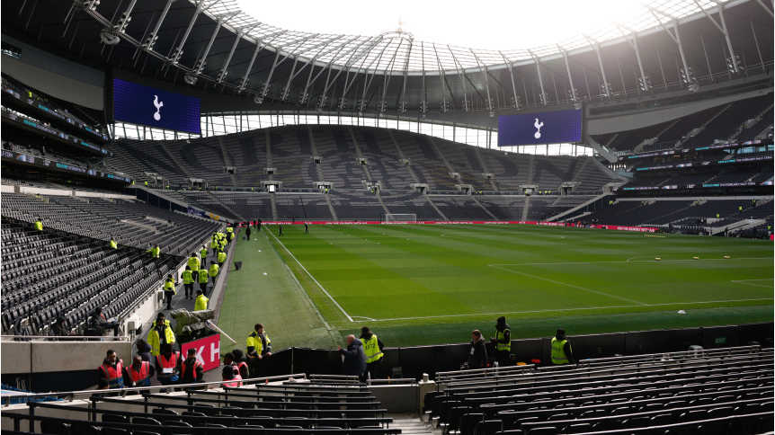 Tottenham veta de por vida a tres aficionados por realizar saludos nazis