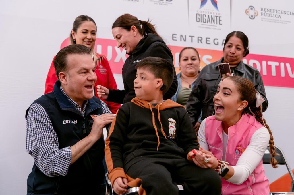 Mamá e hijo se escuchan por primera vez gracias a auxiliares auditivos en Durango
