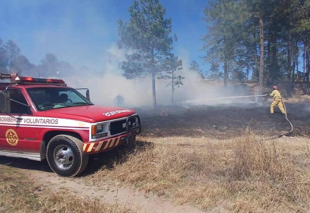 Atienden incendios de pastizal y fábrica