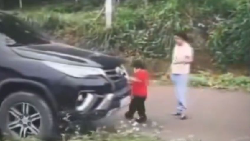 VIDEO: Niño amenaza con cuchillo a su familia por un berrinche
