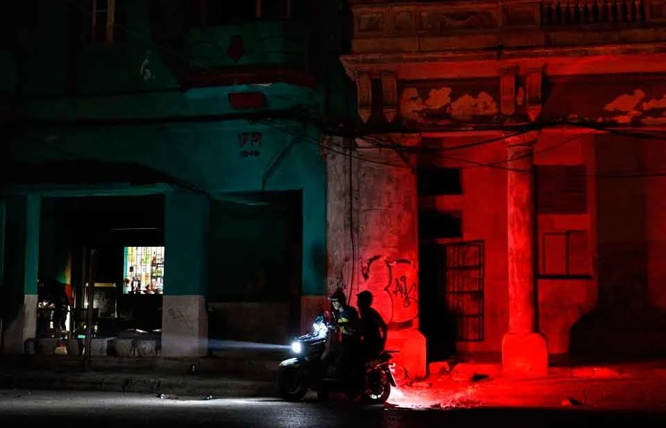 Cuba intenta restablecer electricidad tras colapso que afectó a millones
