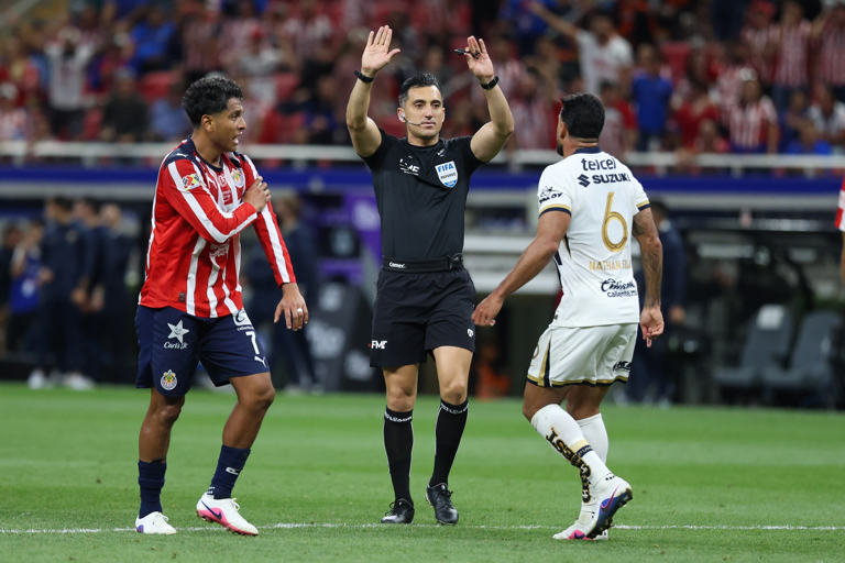 Suspensión de árbitro tras polémicas en Chivas vs Pumas