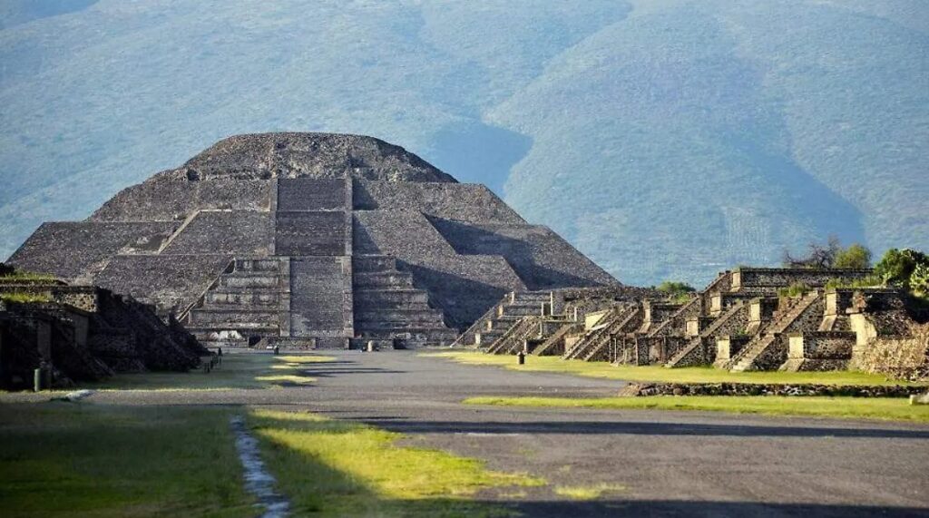 Petición de instalar rampas en Teotihuacán desata ola de memes