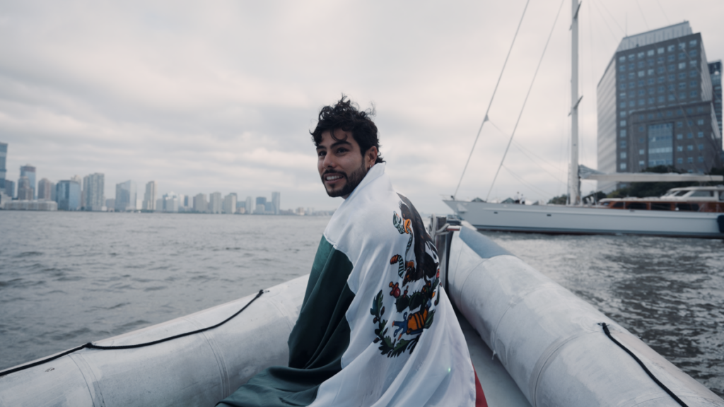 David Olvera establece récord al nadar 85 km en el Caribe