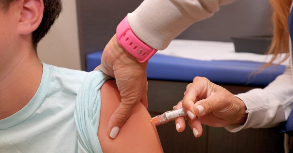 Hospital reutiliza jeringas y ocasiona brote de VIH con decenas de niños