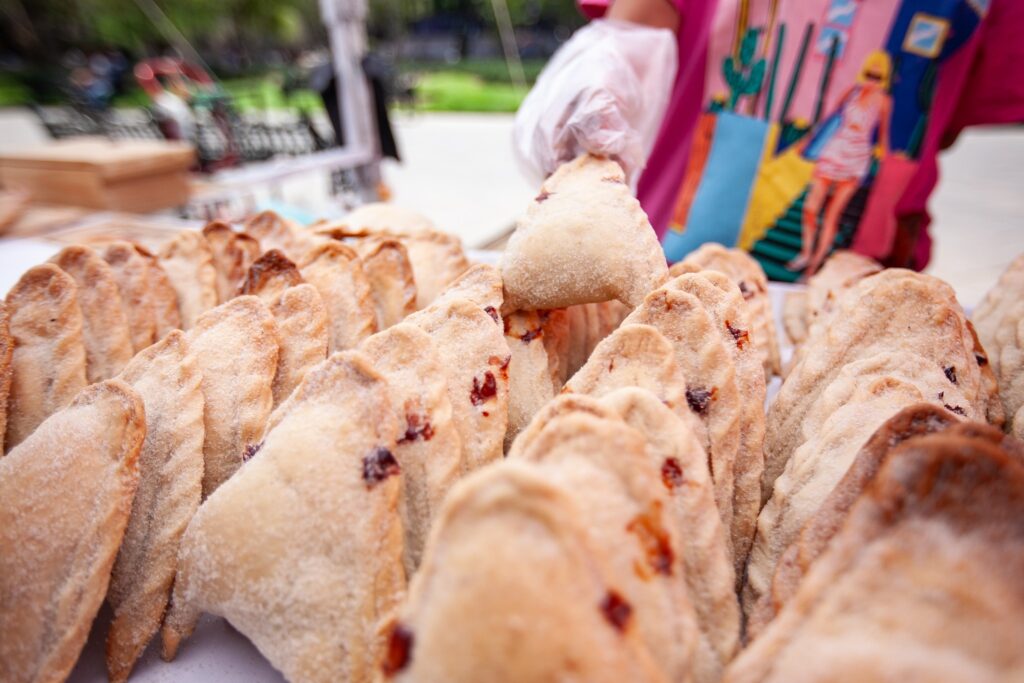 Empanadas, fe y tradición: el sabor que acompaña la visita a los siete templos en Guadalajara