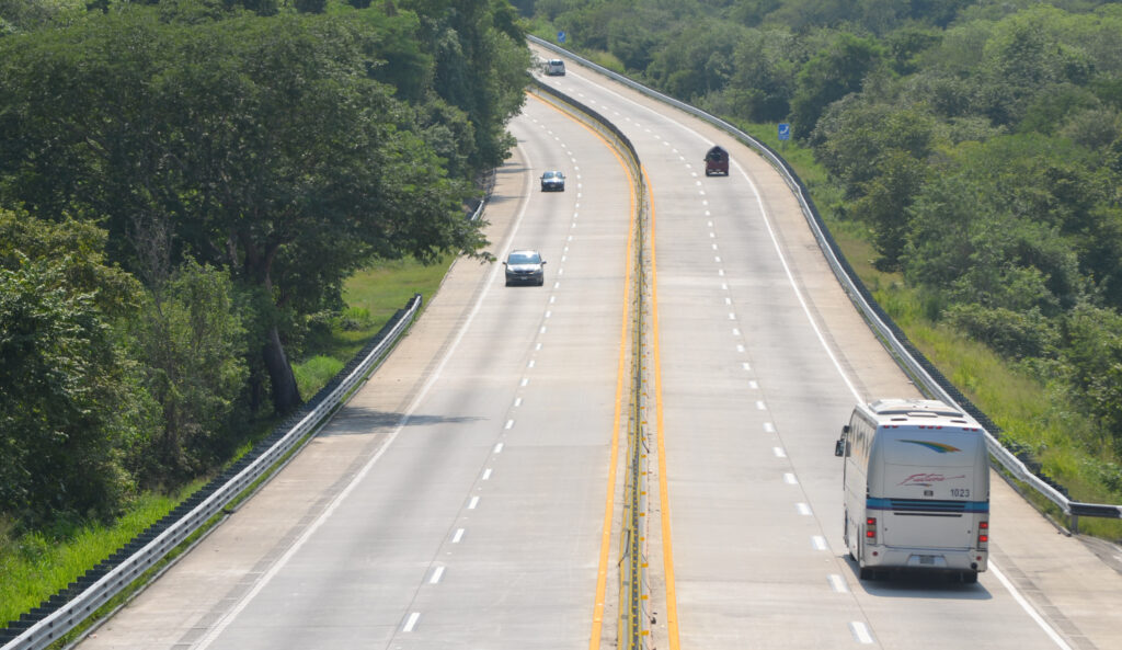 Suben tarifas de autopistas en Jalisco; ajuste impacta costos de transporte y turismo