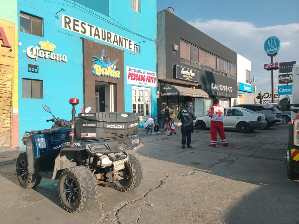 Ciclista se estrella por alcance en camioneta y sufre lesiones