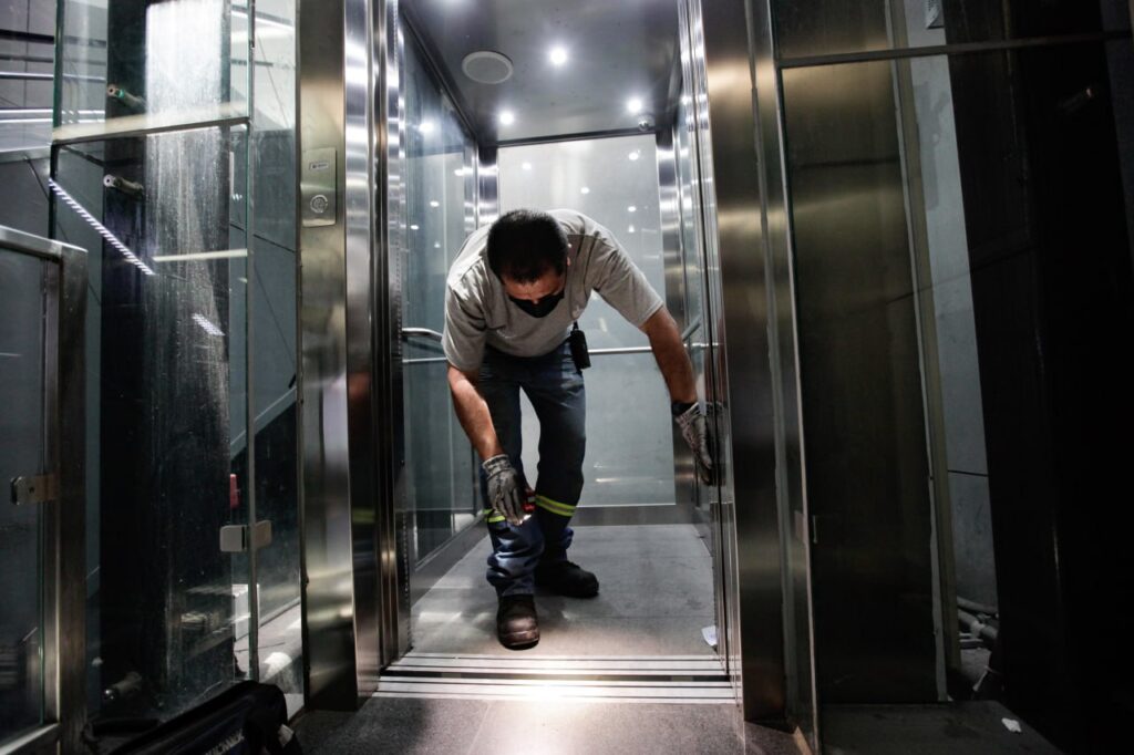 Jalisco lanza plan emergente para modernizar elevadores y escaleras del transporte público