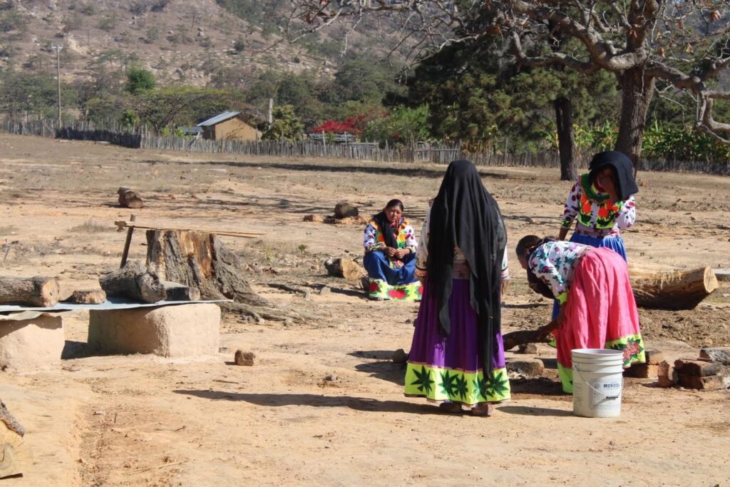 Indígenas caminan tres días sin comer tras huir de violencia en zona Durango-Nayarit