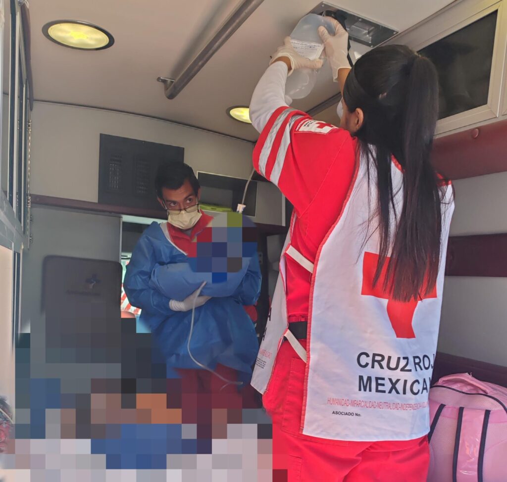 Bebé nace en una ambulancia de la Cruz Roja con el apoyo de paramédicos