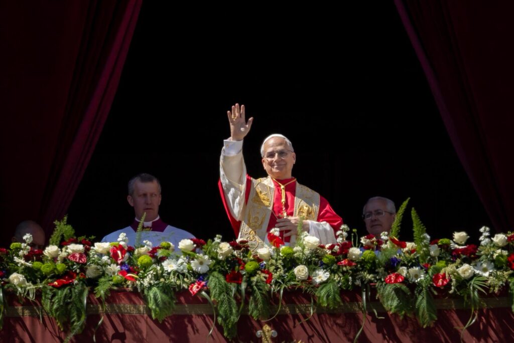 Papa León XIV pide apostar por la paz en su primer mensaje de Domingo de Pascua