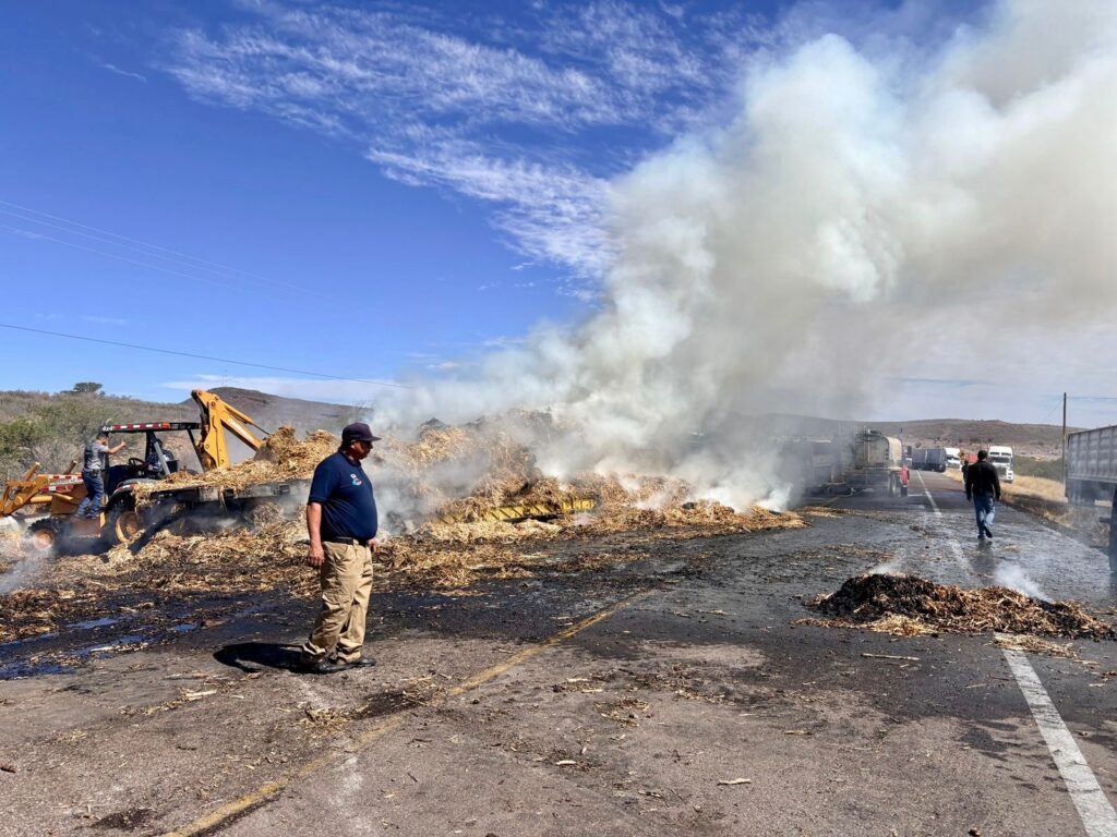 Se incendia camión cargado con pacas en la Vía Corta; moviliza a cuerpos de emergencia