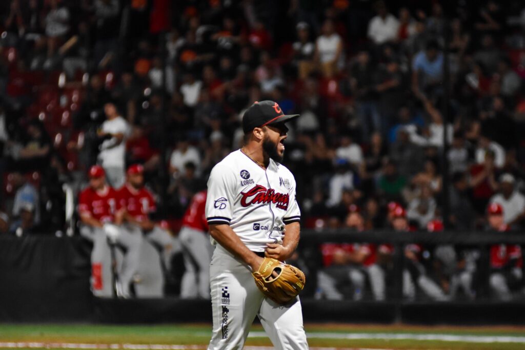 Caliente de Durango remonta y vence a Toros de Tijuana en el arranque de la serie