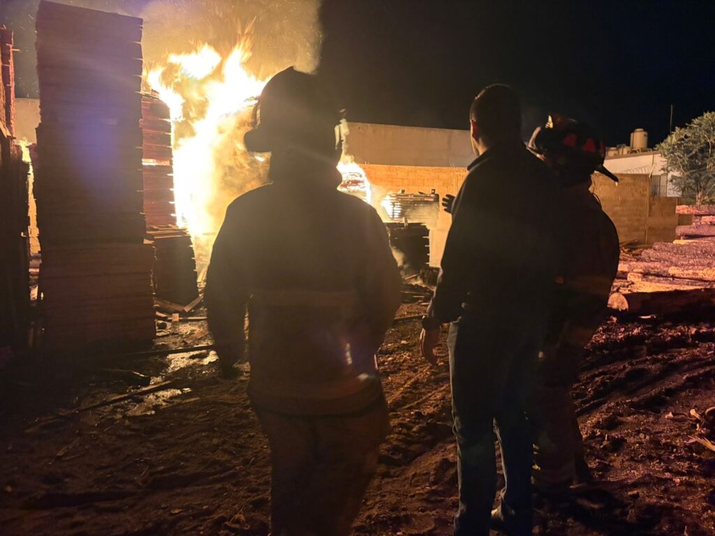 Protección Civil atiende incendio en aserradero de la colonia El Quijote