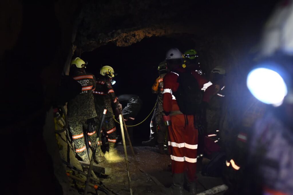 Rescatistas de Jalisco refuerzan labores en mina de Sinaloa; suman más de 178 horas en zona de alto riesgo