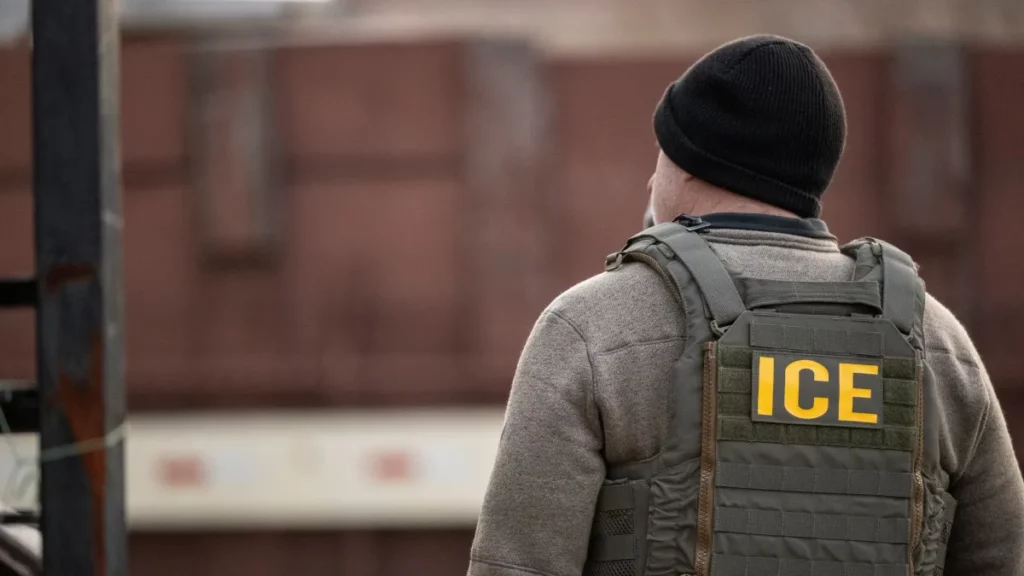 Fiscales de Minesota presentan, por primera vez, cargos contra un agente del ICE