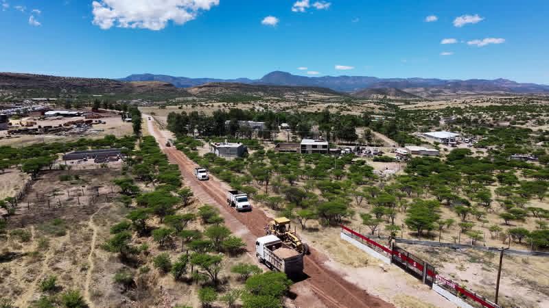 Avanza rehabilitación de caminos rurales en Santiago tras daños por lluvias