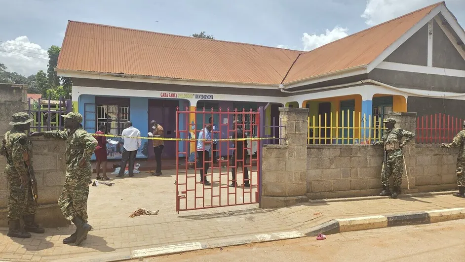 Hombre se hace pasar por padre de familia y mata a cuatro niños en una escuela