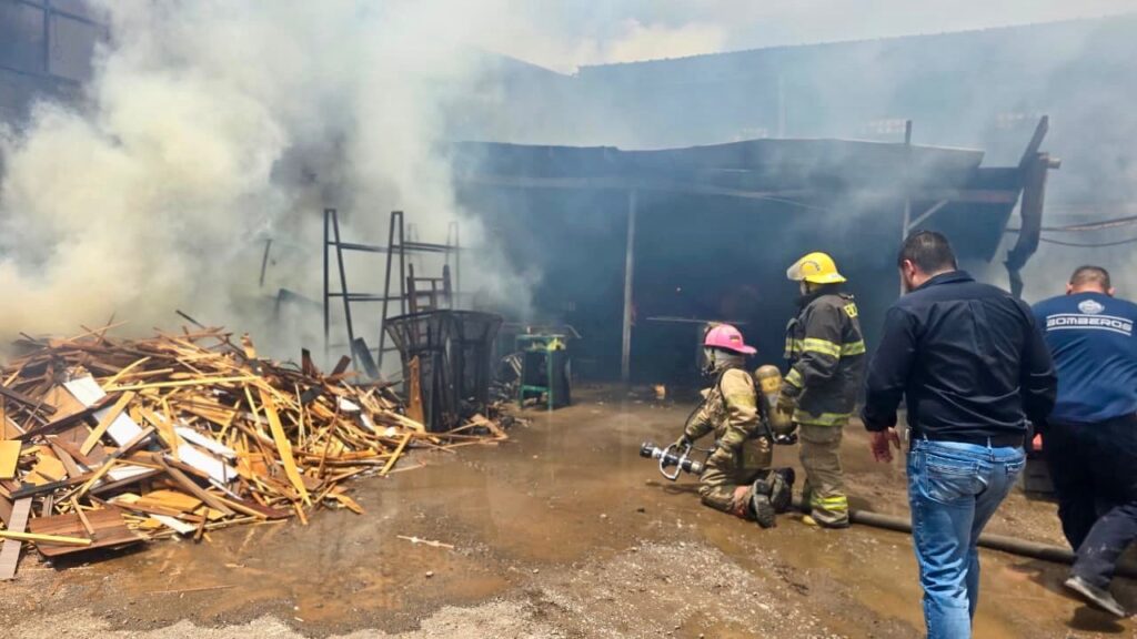 Atiende Protección Civil y Bomberos incendio en carpintería de la colonia Kennedy