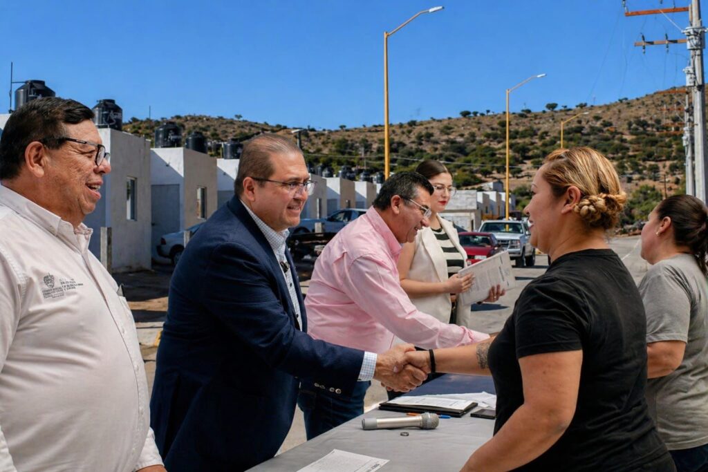 Chava les cumplió: familias de La Fortuna ya tienen papeles de su casa