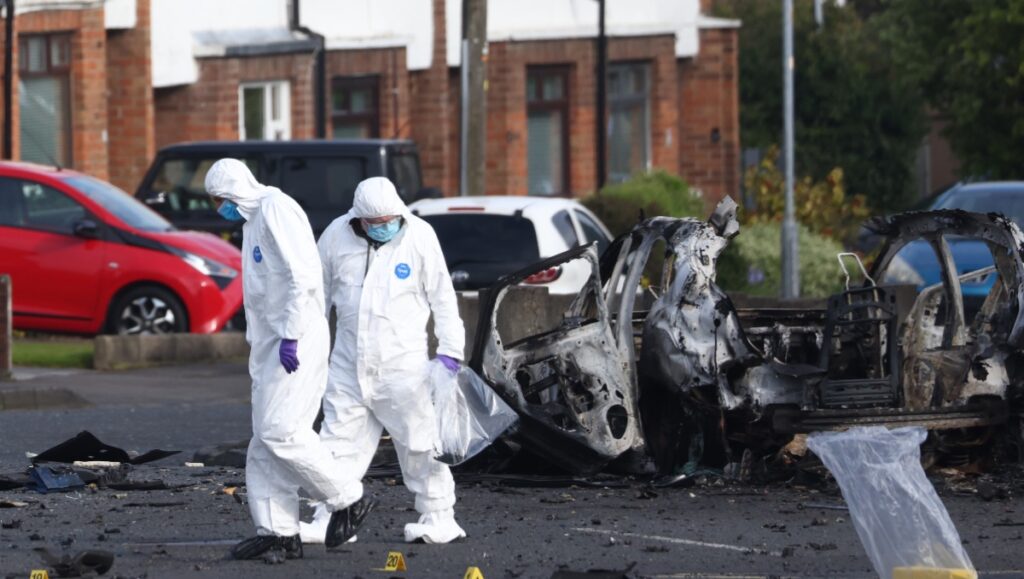 Coche bomba explota frente a comisaría en Irlanda del Norte; no causó víctimas