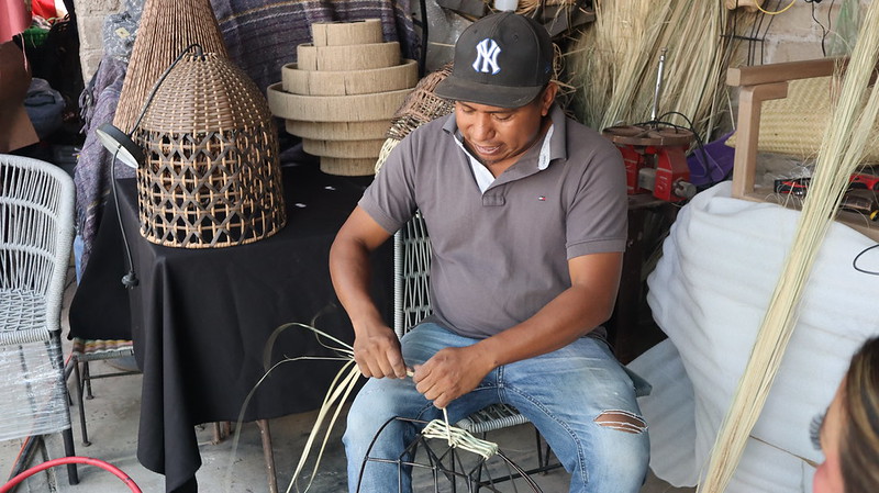 Artesanos de Tlajomulco fortalecen el trabajo comunitario con piezas de tule y palma
