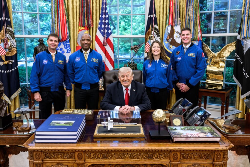 Trump se reúne con astronautas de Artemis II y anticipa regreso a la Luna